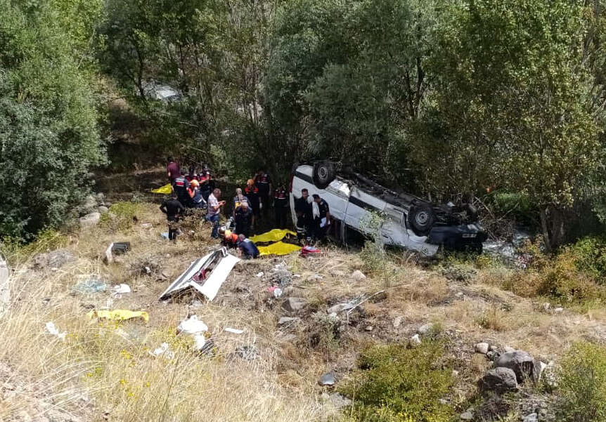 Yolcu minibüsü faciasında ölen 4 kişinin kimliği belli oldu 8